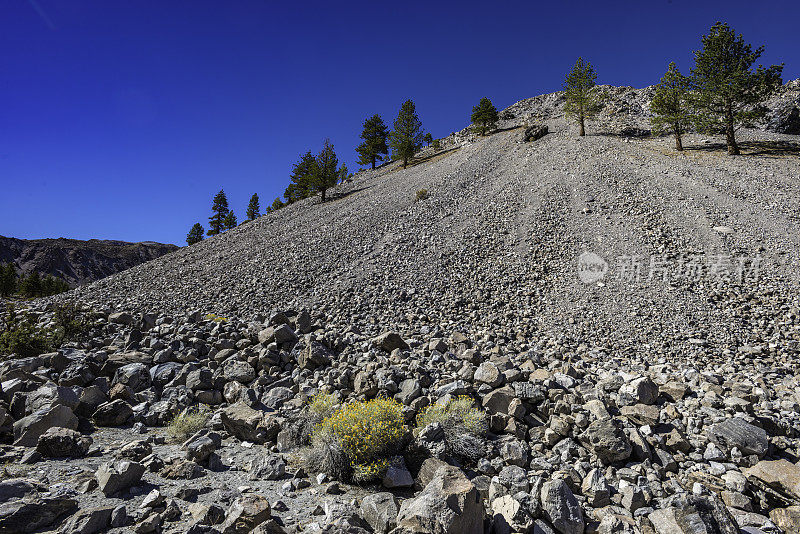 Mono - inyo火山口是加利福尼亚东部Mono县的一个由火山口、圆顶和熔岩流组成的火山链。流纹岩和黑曜岩的休止角。Mono盆地,加利福尼亚。